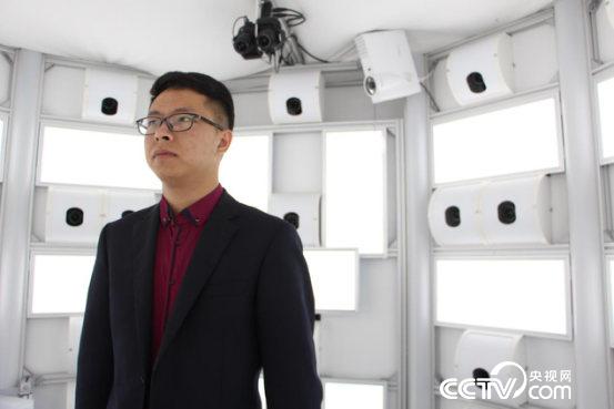 　　银川滨河如意服装公司的3D矩阵式量体仪，70台单反相机完成智能量体。