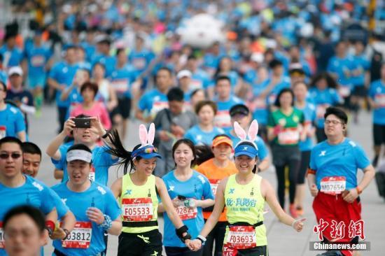 More than 21,000 runners competed in the Beijing Half Marathon on Sunday.