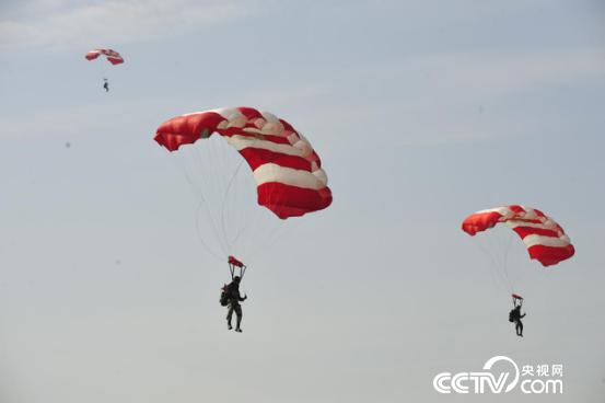 　　女子特战连组织跳伞训练