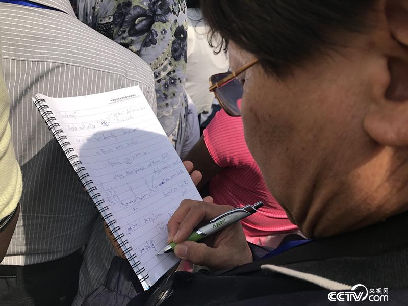 　　来自泰国的学员正在认真做笔记