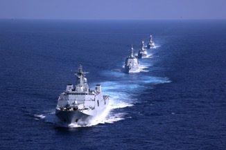 壮观的海军新型舰艇编队。 甘俊 摄