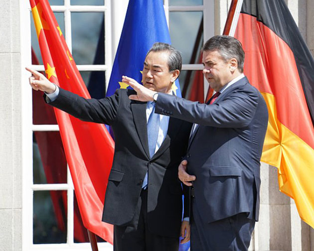 Chinese Foreign Minister Wang Yi (L) meets with German Vice Chancellor and Foreign Minister Sigmar Gabriel in Berlin on Wednesday April 26, 2017. [Photo: Xinhua]