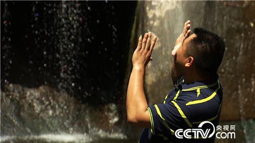 致富经:寻常坛子让穷小伙发现非凡财富(20170503)