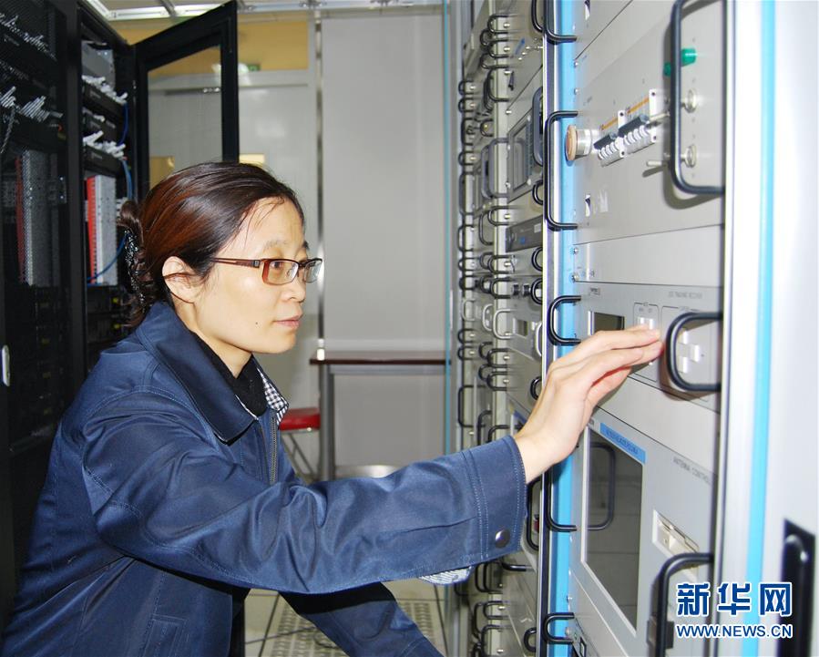 王淑芳在交通运输部机房工作（2014年2月26日摄）。新华社发（资料照片）
