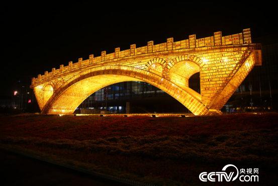 　　北京奥林匹克公园内的“丝路金桥”景观寓意架设“沟通之桥”