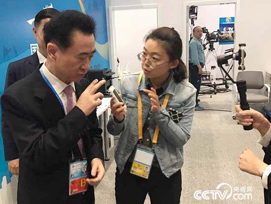 王健林在国家会议中心新闻中心接受央视网记者采访
