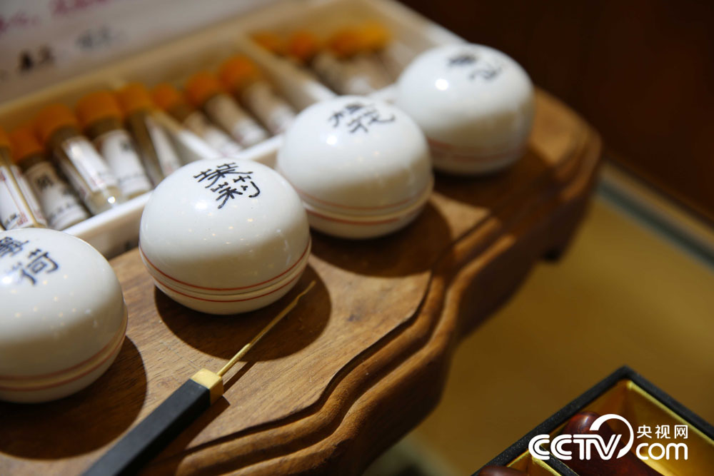 Hebei artist preserves interior painting of snuff bottles