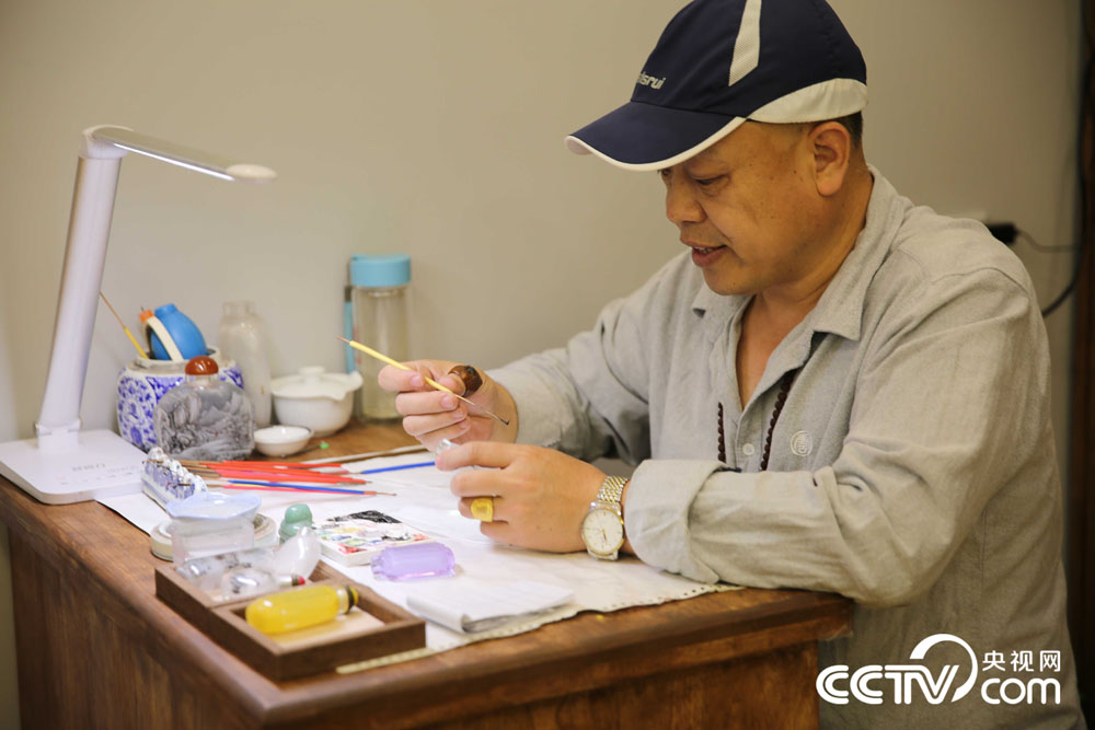 Hebei artist preserves interior painting of snuff bottles
