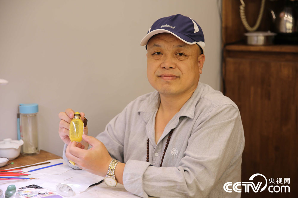 Hebei artist preserves interior painting of snuff bottles
