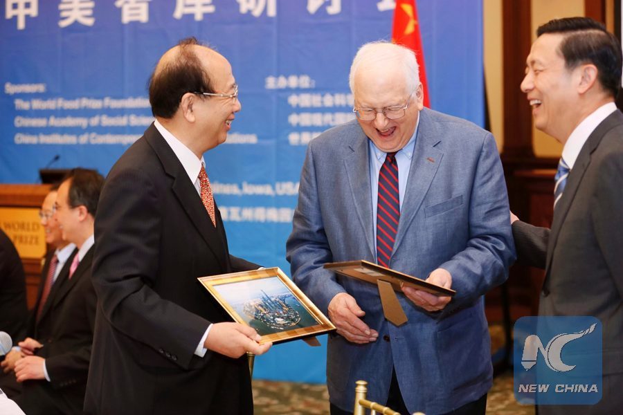 Zhao Qizheng, former Minister of the State Council Information Office, greets Stapleton Roy, former U.S. Ambassador to China in the U.S.-China Think Tank Symposium in Des Moines,Iowa, the United States, June 12, 2017.(Xinhua/Wang Ping)