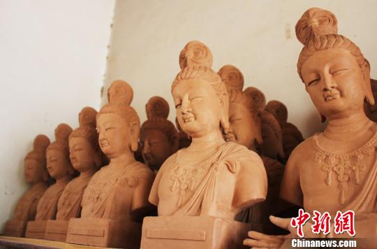 In Dunhuang, Gansu province, 70-year-old folk artist Lu Qinxue has produced Dunhuang painted sculptures for more than 30 years. He duplicated and created many products of high quality, and the prototype was the painted sculptures in Mogao Caves.