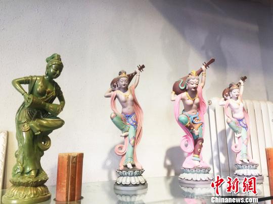 In Dunhuang, Gansu province, 70-year-old folk artist Lu Qinxue has produced Dunhuang painted sculptures for more than 30 years. He duplicated and created many products of high quality, and the prototype was the painted sculptures in Mogao Caves.