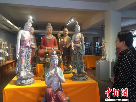 In Dunhuang, Gansu province, 70-year-old folk artist Lu Qinxue has produced Dunhuang painted sculptures for more than 30 years. He duplicated and created many products of high quality, and the prototype was the painted sculptures in Mogao Caves.