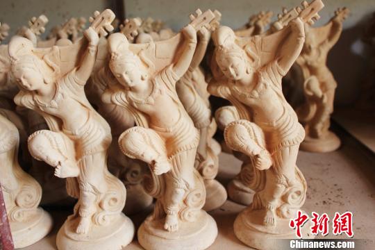 In Dunhuang, Gansu province, 70-year-old folk artist Lu Qinxue has produced Dunhuang painted sculptures for more than 30 years. He duplicated and created many products of high quality, and the prototype was the painted sculptures in Mogao Caves.
