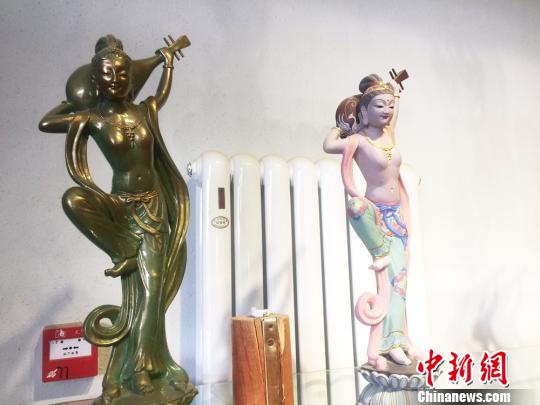 In Dunhuang, Gansu province, 70-year-old folk artist Lu Qinxue has produced Dunhuang painted sculptures for more than 30 years. He duplicated and created many products of high quality, and the prototype was the painted sculptures in Mogao Caves.