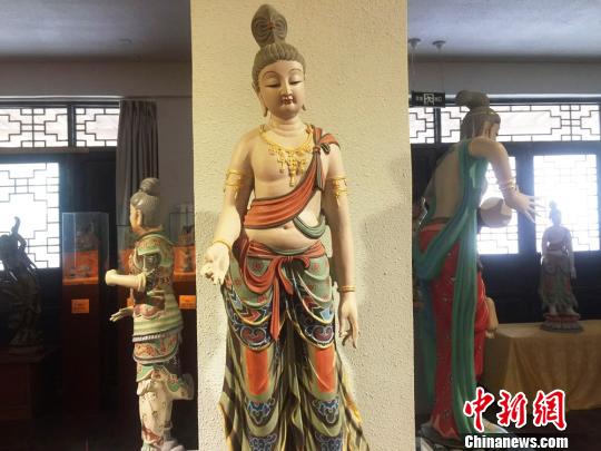 In Dunhuang, Gansu province, 70-year-old folk artist Lu Qinxue has produced Dunhuang painted sculptures for more than 30 years. He duplicated and created many products of high quality, and the prototype was the painted sculptures in Mogao Caves.