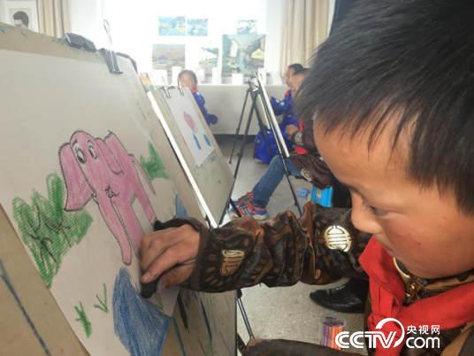 甘南藏族自治州合作市第四小学的学生在参加绘画兴趣班。