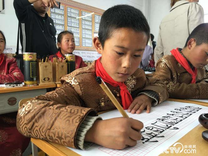 五年级的才乎扎西正在学习藏文书法