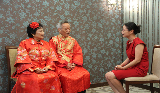 Mr. Gao Wenxin and his wife at interview with CCTV.com Photo/Qian Jingtong