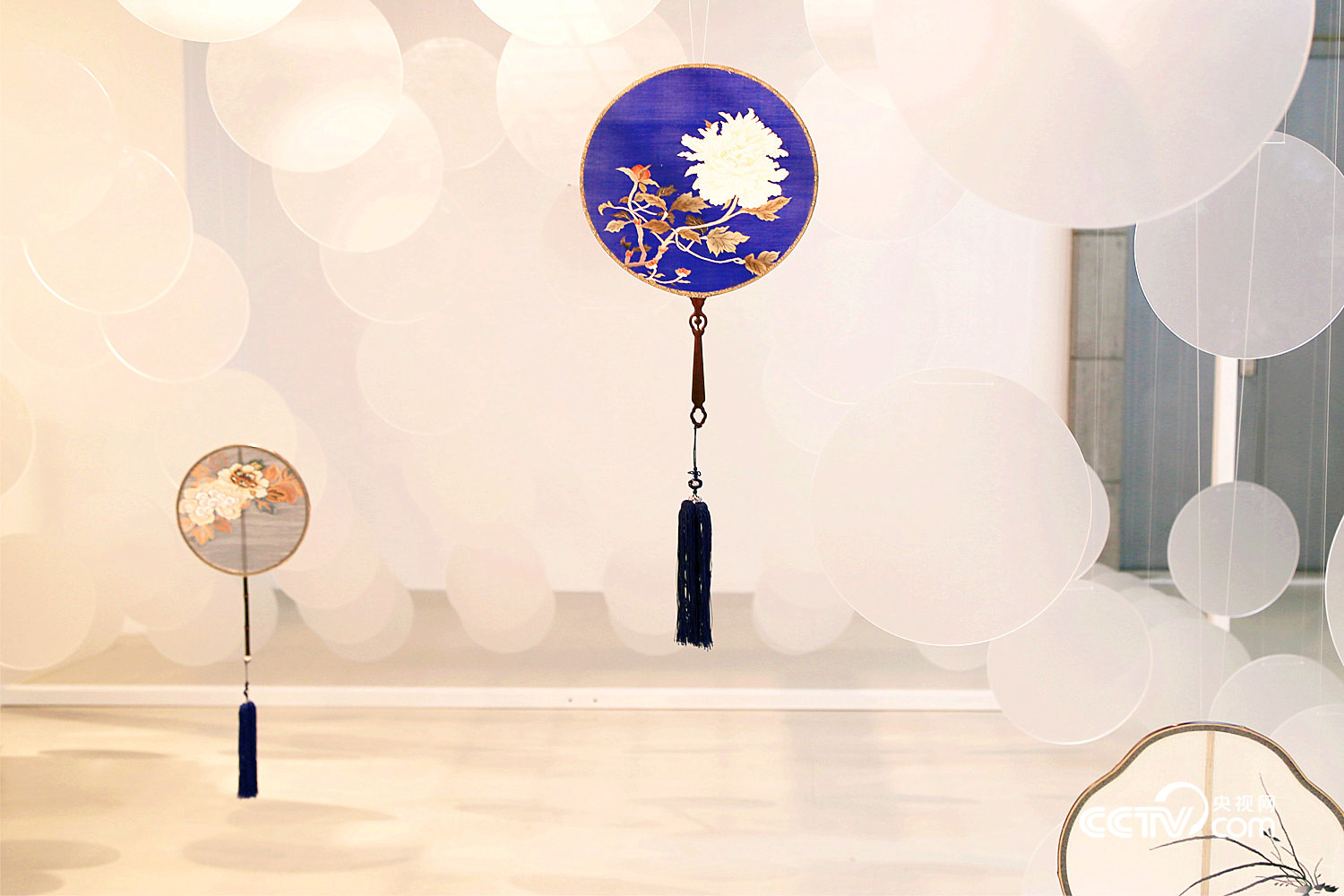 Cult-silk fans made by craftsman Li Jing
