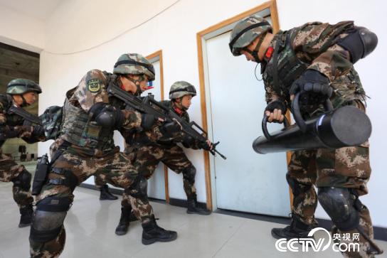2017年2月，中队紧紧围绕实战化大抓军事训练，图为应急班队员进行强行突入训练。