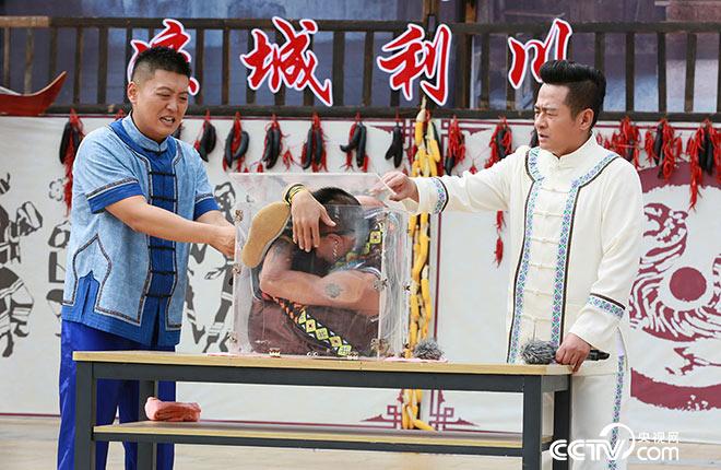 小伙练就缩骨功 将自己放进玻璃缸