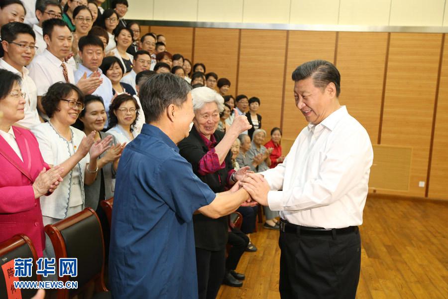 2016年9月9日，中共中央总书记、国家主席、中央军委主席习近平来到北京市八一学校，看望慰问师生，向全国广大教师和教育工作者致以节日祝贺和诚挚问候。（图片来源：新华网）