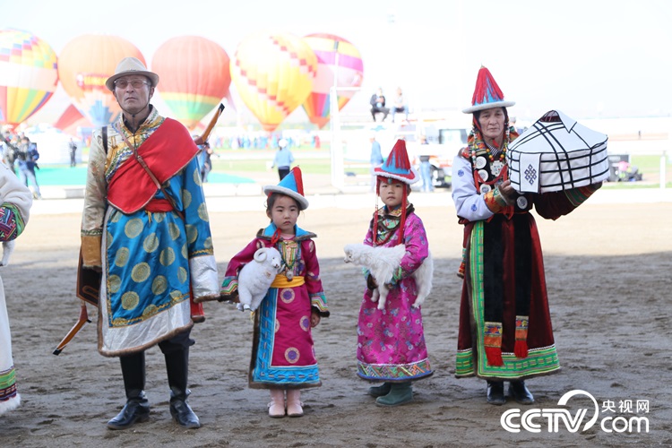 The first Silk Road Nadam Fair Cultural and Tourism Festival kicked off at the national sports center in Subei Mongol Autonomous County, Jiuquan city of northwestern China&rsquo;s Gansu province, on September 9, 2017.