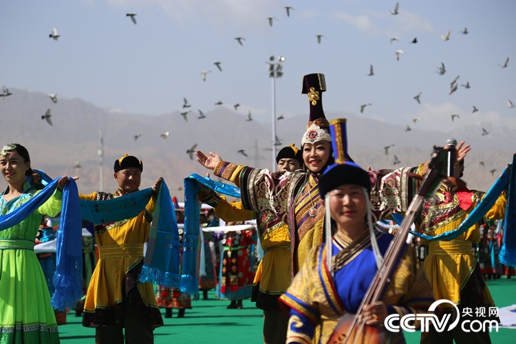 The first Silk Road Nadam Fair Cultural and Tourism Festival kicked off at the national sports center in Subei Mongol Autonomous County, Jiuquan city of northwestern China&rsquo;s Gansu province, on September 9, 2017.
