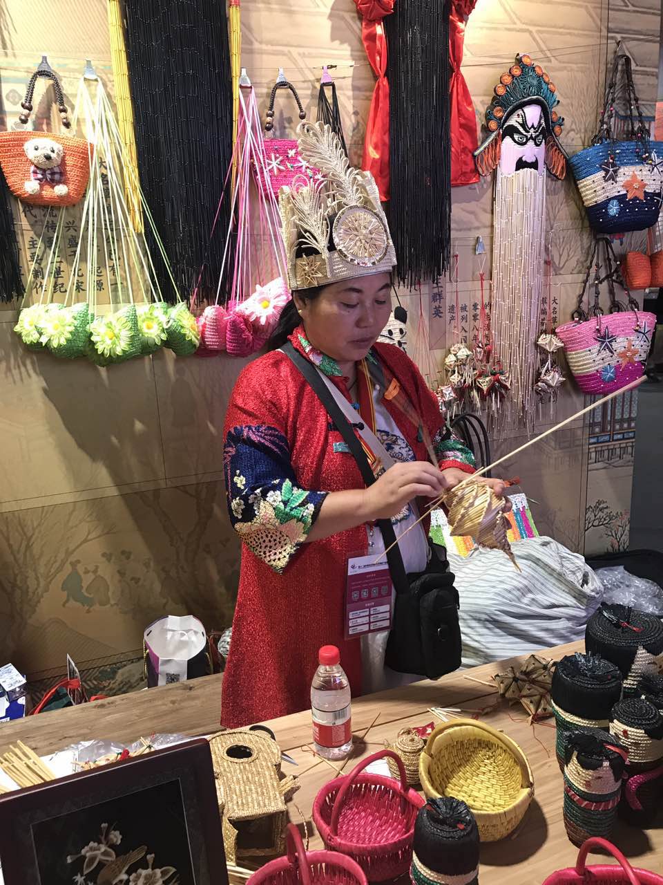 Artist from Hebei, China presenting her straw braiding skill at the expo.( Photo/ Qian Ding)