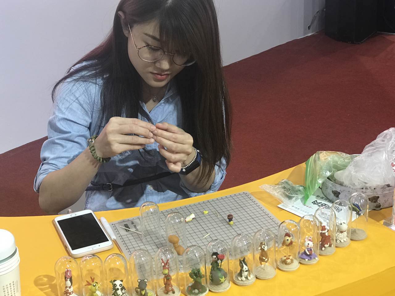  Disabled girl making dough figures. (Photo/ Qian Ding)