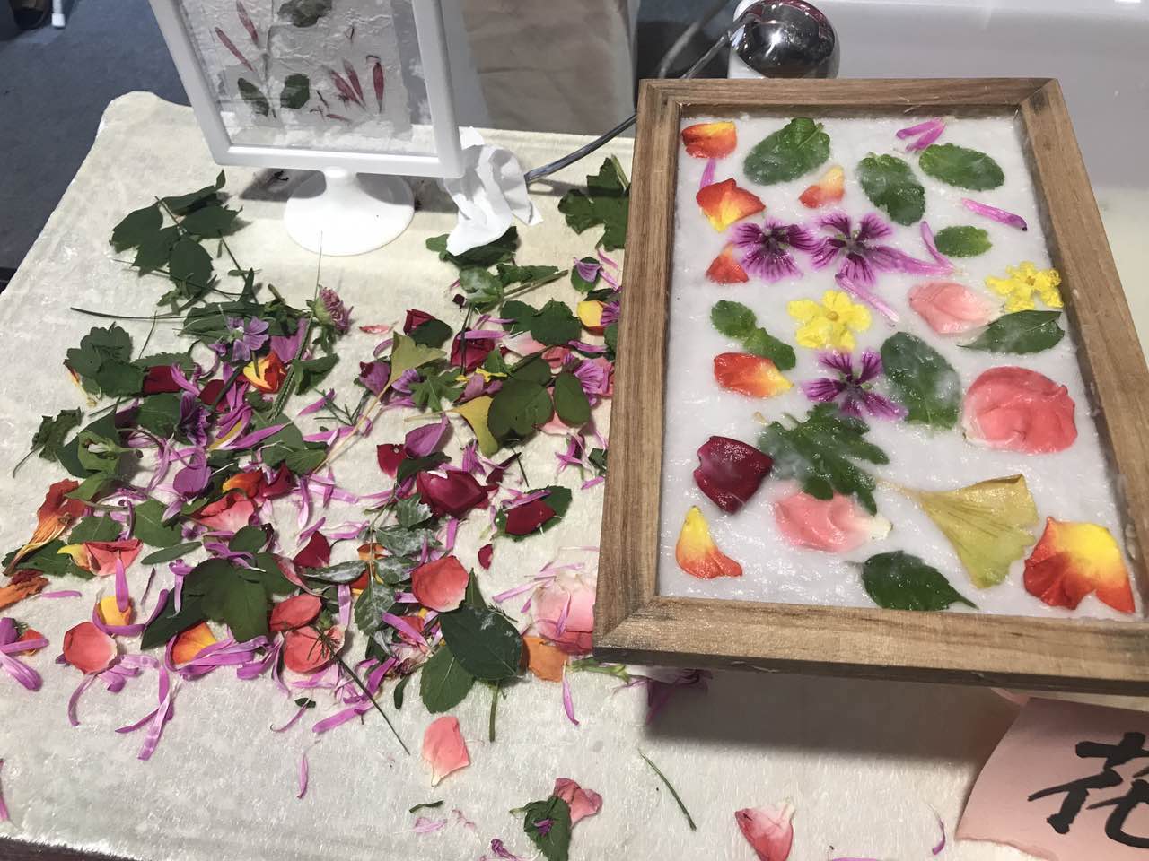 Flower paper exhibited at the expo.. 