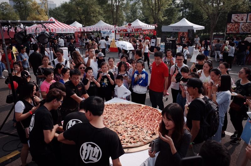 A huge pizza presented at the fest. (Photo/ thebeijinger)