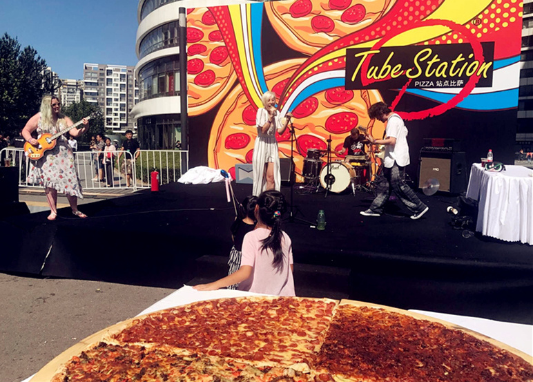 Music bands including Mac Daddies, Timeout were energizing the crowd. (Photo/ Qian Ding)