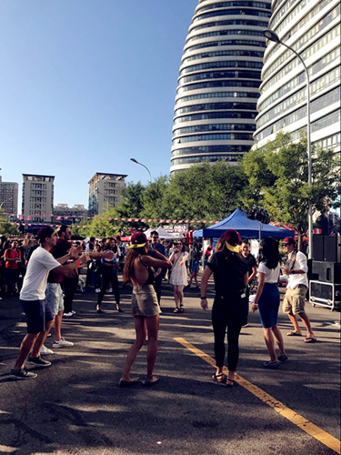 Attendees enjoying music (Photo/ Qian Ding)