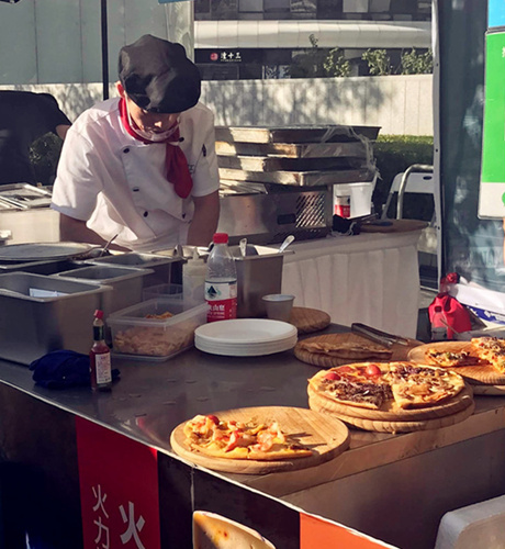 Making pizza on the spot. (Photo/ Qian Ding)
