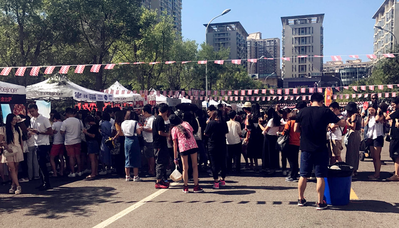 Vendors, such as Pie Squared, Boxing Cat and Baozza were big hits, huge lines stretched from one end of the grounds to the other. (Photo/Qian Ding)