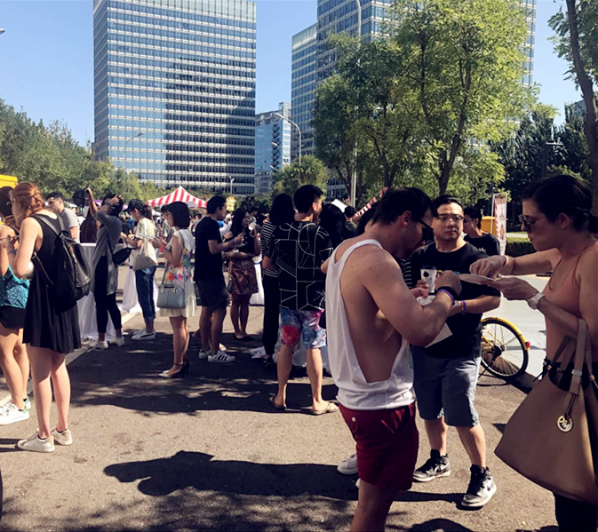 Attendees enjoying food. (Photo/Qian Ding)