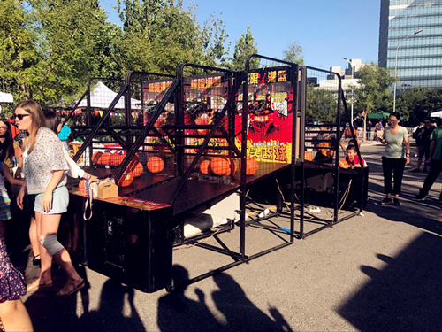  Entertainment facilities at the fest.(Photo/ Qian Ding)