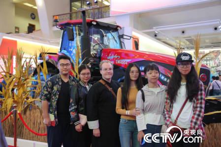 艾马丁和中医药大学临床医学院研究生同学们一同观展。