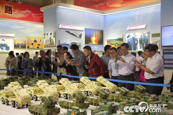 “强军征程，扬帆远航”主题模型展台吸引了众多观众拍照。