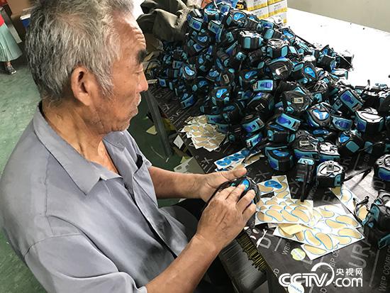 李好昌在家门口的“扶贫工厂”工作。（记者 王莉莉 摄）