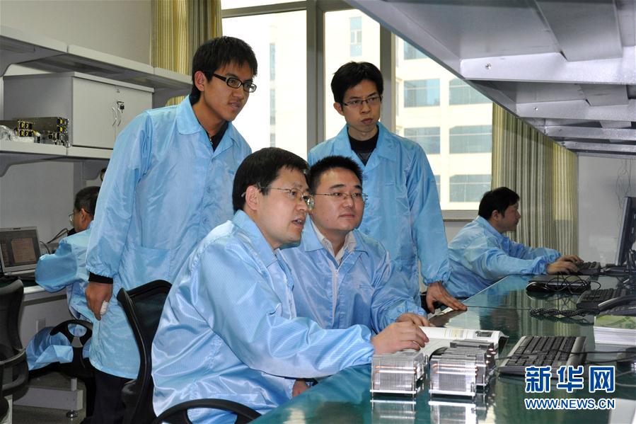 王恩东（前左一）和同事在做实验（资料照片）。 新华社发