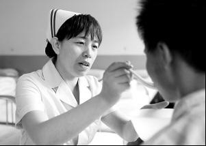 张桂英温暖着每一个精神残疾的患者。（图片来源于网络）