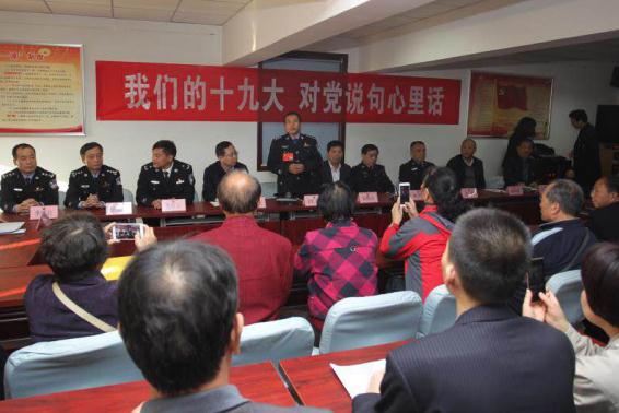 汪勇向咸东社区党员群众传达十九大报告精神。