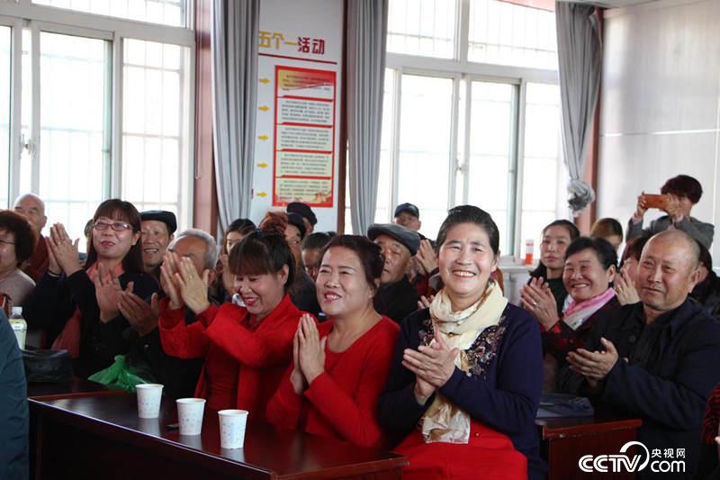 金顺社区的居民慕名而来，听侯艳唱两曲非常开心。