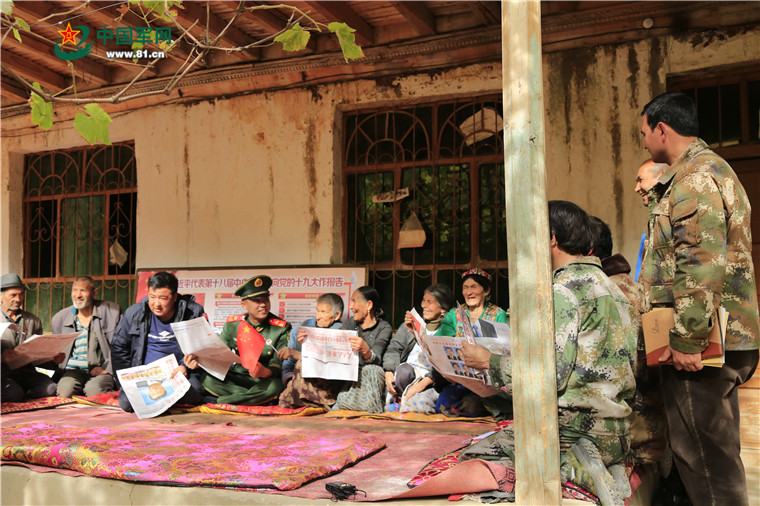 何剑波向柯克亚乡村民传达十九大精神。