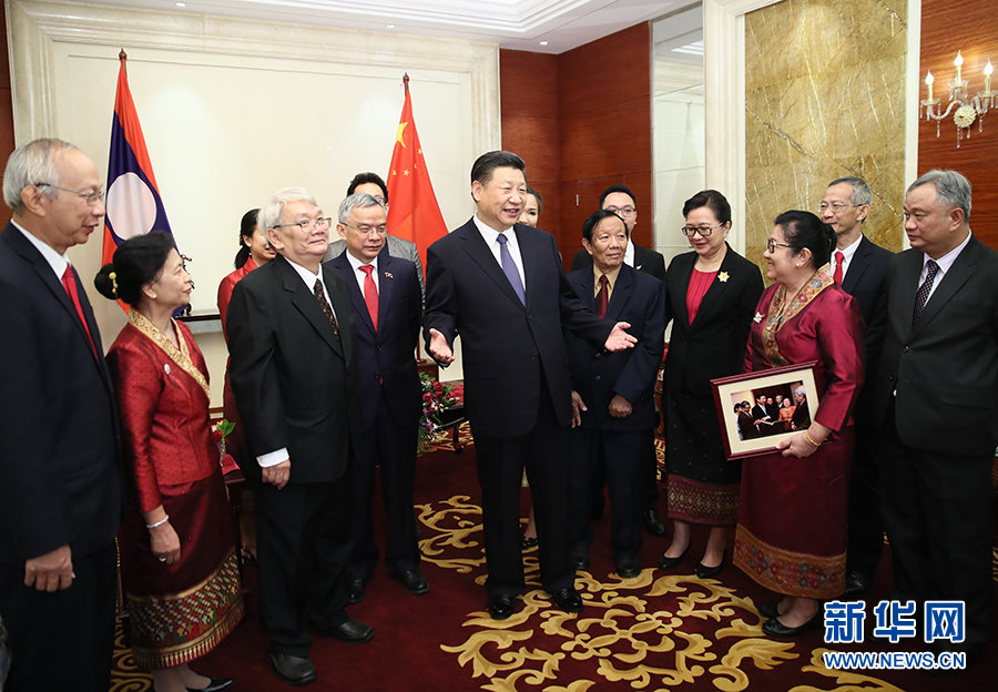 　　11月14日，中共中央总书记、国家主席习近平在万象下榻饭店会见老挝奔舍那家族友人。 新华社记者 兰红光 摄