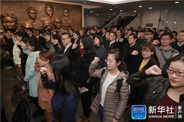 11月27日，在上海中共一大会址纪念馆，全体人员一同重温入党誓词。新华社发（海沙尔摄） 