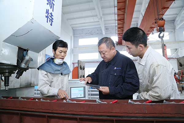 姜涛（中）指导徒弟操作使用搅拌摩擦焊焊设备